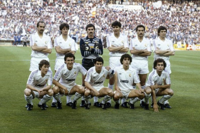 8. Real Madrid: Nhà báo nổi tiếng Julio César Iglesias là người đã khai sinh ra biệt danh “Kền kền” trong thập kỷ 1980, khi bài viết của ông mang tới sự chú ý về một nhóm 5 cầu thủ sinh ra tại Madrid ở đội dự bị Real. Emilio Butragueno cùng Manolo Sanchís, Martín Vázquez, Míchel và Miguel Pardeza áp đảo bóng đá TBN thập kỷ 1980 với 2 UEFA Cup và 5 La Liga liên tiếp. Lực lượng này lập tức được kế cận bởi Callejo, Raul, Hierro, Casillas… Lối chơi tốc độ cao, quyết liệt của “Kền kền” cùng với lối đá tổng lực của Dream Team (Barcelona) chính là động lực để bóng đá TBN chuyển mình sang lối chơi kỹ thuật hiện nay.